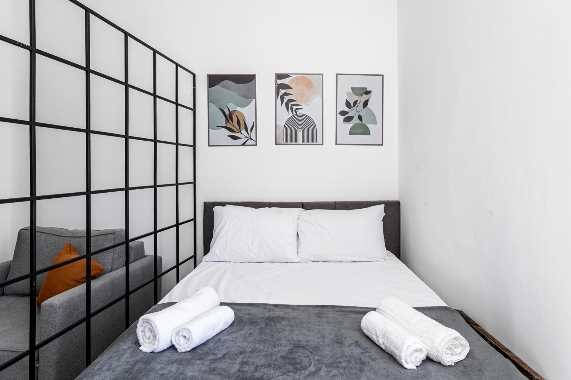 Apartamento Reformado, Quadra Da E Metro!